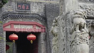 中国灯笼和石狮在古城门前。